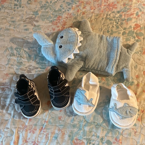 Baby bundle shoes,sleepers and bath puppet - Picture 1 of 2